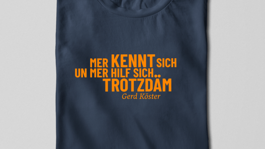 Navyblaues Kurzarm-Shirt mit orangenem Schriftzug: "Mer kennt sich un mer hilf sich trotzdäm – Gerd Köster"
