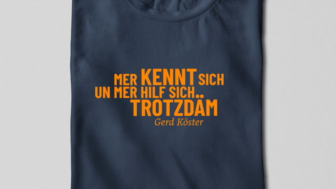 Navyblaues Kurzarm-Shirt mit orangenem Schriftzug: "Mer kennt sich un mer hilf sich trotzdäm – Gerd Köster"
